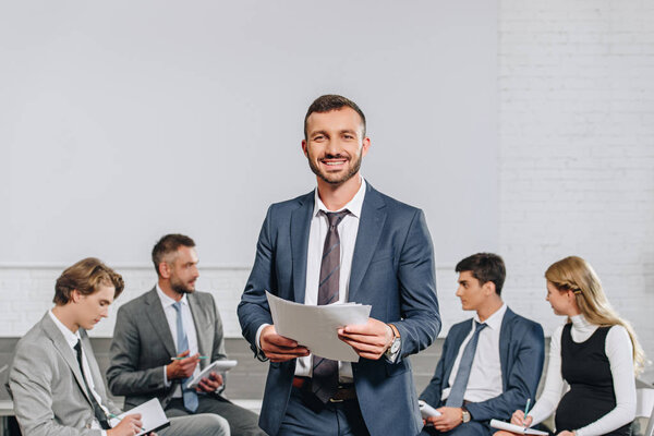 Entrenador Negocios Feliz Pie Frente Los Empresarios Formación Centro — Foto de Stock