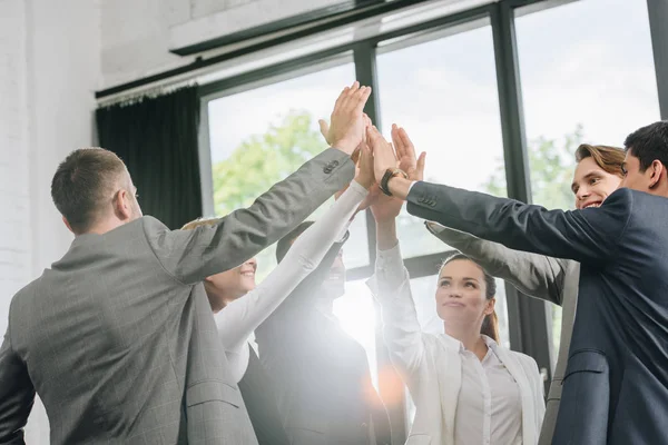 Empresarios Que Dan Cinco Altos Después Formación Centro — Foto de Stock