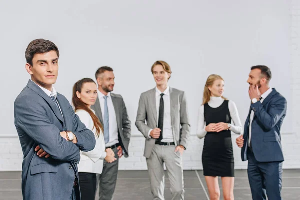Νέοι Επιχειρηματίες Επαγγελματική Στέκεται Στο Διανομέα — Δωρεάν Φωτογραφία