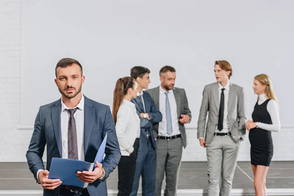 Entrenador Negocios Serio Sujetando Portapapeles Mirando Cámara Centro — Foto de Stock