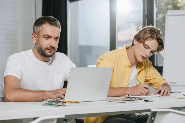 Hombres Negocios Que Trabajan Con Ordenador Portátil Portátiles Mesa Oficina —  Fotos de Stock