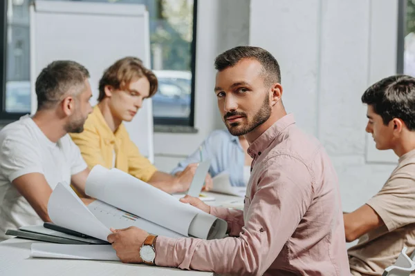 Guapo Hombre Negocios Mirando Cámara Durante Reunión Oficina — Foto de Stock