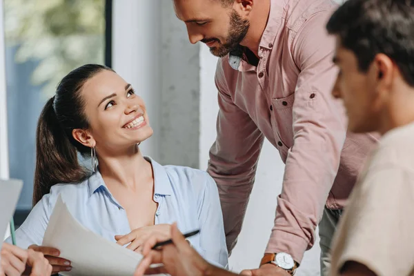 Sonriente Mujer Negocios Hombre Negocios Mirándose Durante Reunión Oficina — Foto de Stock