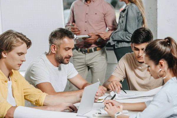 Ondernemers Aan Tafel Zitten Tijdens Bijeenkomst Office — Stockfoto