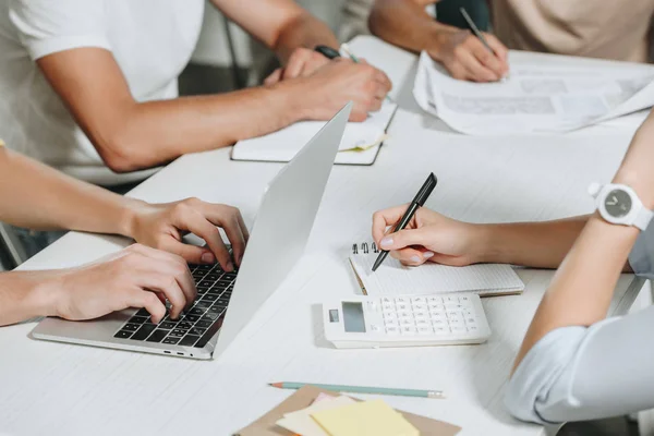 Imagem Cortada Empresários Que Trabalham Mesa Escritório — Fotografia de Stock