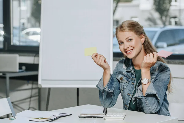 Attractive Smiling Businesswoman Holding Paper Stickers Office — Free Stock Photo