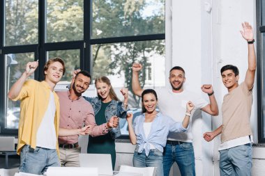 office kamerada bakarak heyecan iş adamları