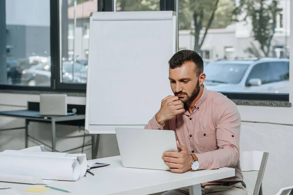 Schöner Geschäftsmann Arbeitet Büro Mit Laptop — Stockfoto