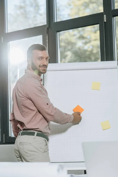 Gutaussehender Geschäftsmann Bereitet Flipchart Für Präsentation Büro Vor — Stockfoto