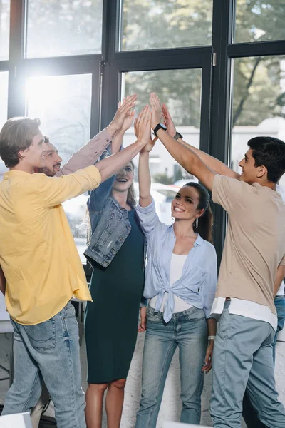 Empresarios Celebrando Éxito Dando Cinco Altos Cargo — Foto de Stock