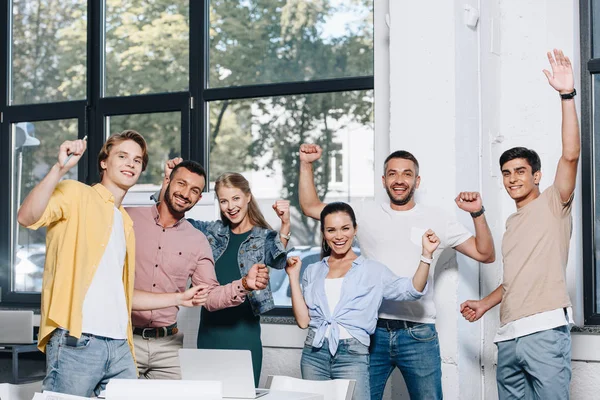 Empresarios Emocionados Mirando Cámara Oficina —  Fotos de Stock