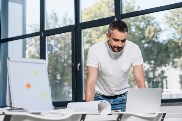 Sério Bonito Empresário Olhando Para Laptop Escritório — Fotografia de Stock