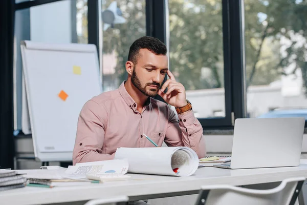 Guapo Pensativo Hombre Negocios Escribiendo Algo Oficina — Foto de Stock