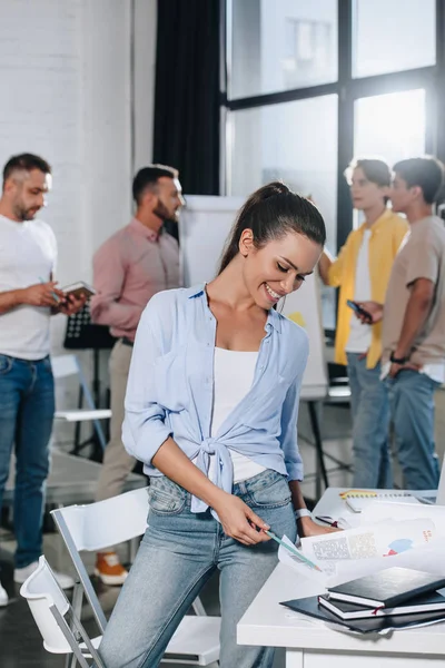 Glimlachende Zakenvrouw Documenten Kijken Tijdens Bijeenkomst Office — Stockfoto