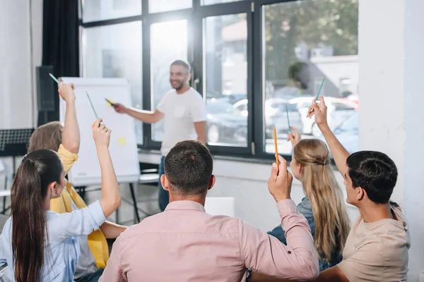 Rückansicht Von Geschäftsleuten Die Bei Der Präsentation Amt Die Hände — Stockfoto