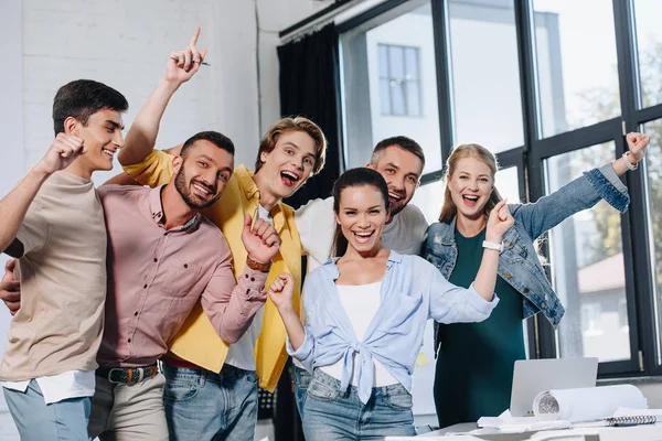 Empresarios Felices Mirando Cámara Oficina — Foto de Stock