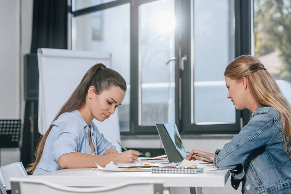 Side View Two Businesswomen Working Office — Stock Photo, Image