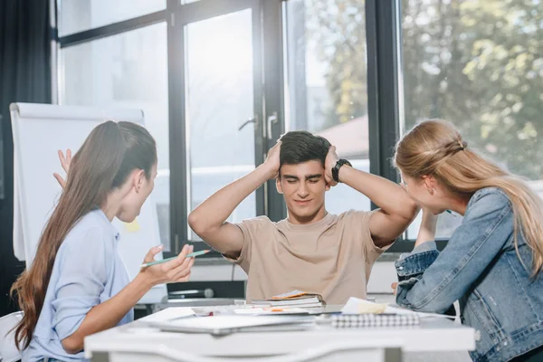 Ondernemers Gebaren Ruzie Tijdens Bijeenkomst Office — Stockfoto