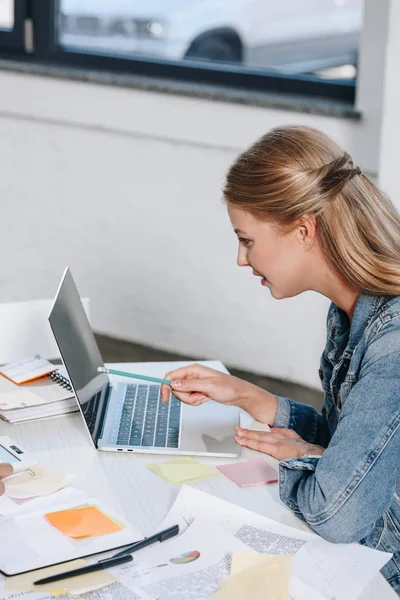 Zijaanzicht Van Zakenvrouw Werken Met Laptop Kantoor — Stockfoto