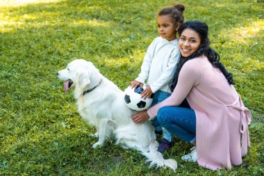 Afrika kökenli Amerikalı anne ve kızı futbol topu ve köpek park