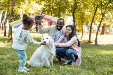 Afrikalı Amerikalı anne ve kızı köpek ve uçurtma Park