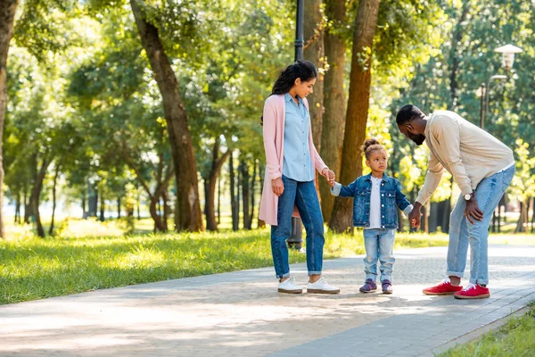 Părinți Africani Americani Fiică Ținându Mână Parc Tată Uitându Fiică — Fotografie, imagine de stoc