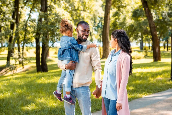 Afrikanisch Amerikanische Eltern Und Tochter Spazieren Wochenende Gemeinsam Park — Stockfoto