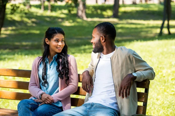 Afrikanisches Amerikanisches Paar Sitzt Auf Holzbank Park Und Schaut Einander — Stockfoto