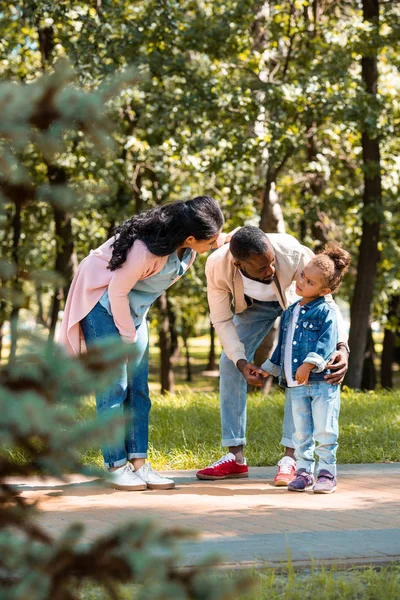 Afroamericanos Padres Mirando Triste Hija Camino Parque —  Fotos de Stock