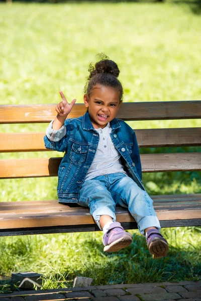 Sorrir Criança Afro Americana Gesticulando Sentado Banco Madeira — Fotos gratuitas