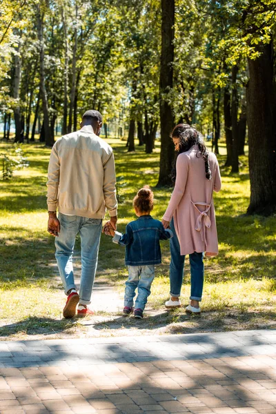 非洲裔美国人父母和女儿周末在公园散步的后视图 — 图库照片