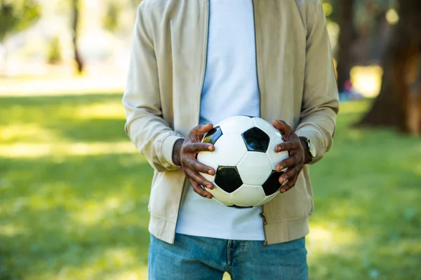 Imagen Recortada Hombre Afroamericano Sosteniendo Pelota Fútbol Las Manos Parque — Foto de stock gratis