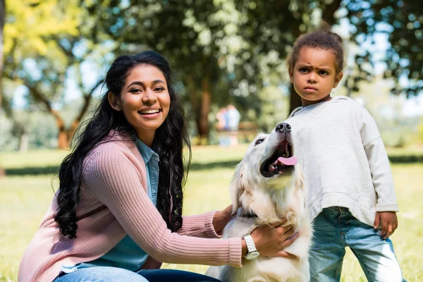 Feliz Africano Americano Madre Enojado Hija Palming Perro Parque —  Fotos de Stock