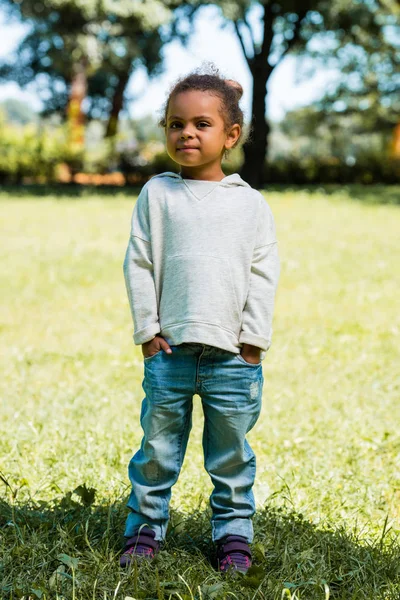 Bedårande Afroamerikanska Barn Jeans Och Tröja Står Parken Och Titta — Gratis stockfoto