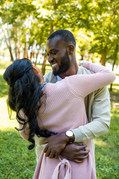 Ευτυχισμένο Ζευγάρι Αφρικανικός Αμερικανός Αγκαλιά Στο Πάρκο — Φωτογραφία Αρχείου