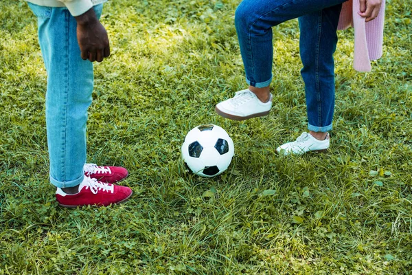 Imaginea Decupată Cuplului Afro American Care Joacă Fotbal Parc — Fotografie de stoc gratuită