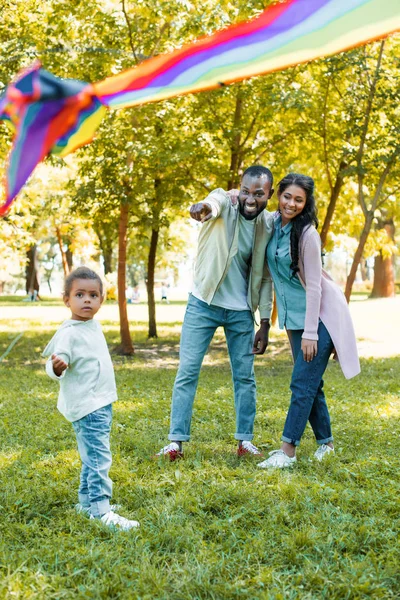 African American Father Pointing Flying Kite Daughter Park — Free Stock Photo