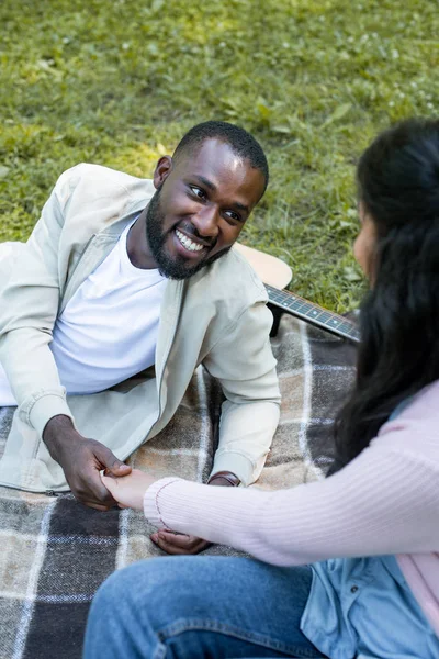 African American Cuplu Ţinându Mână Uitându Unul Altul Picnic Parc — Fotografie, imagine de stoc