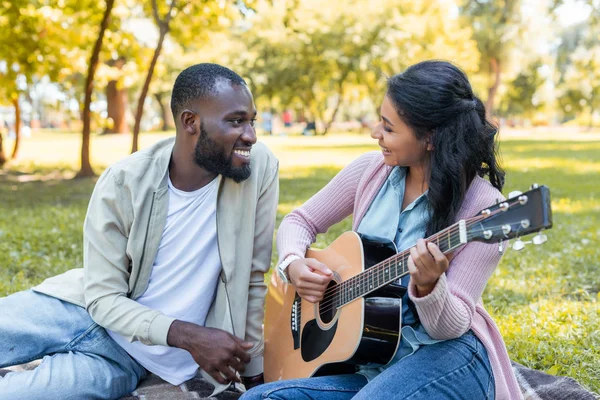Sorridente Afro Americano Namorada Tocando Guitarra Acústica Para Namorado Parque — Fotografia de Stock