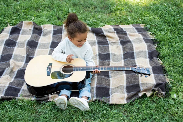Высокий Угол Обзора Очаровательного Африканского Американского Ребенка Играющего Акустической Гитаре — Бесплатное стоковое фото