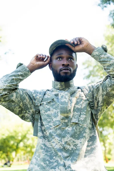 Bonito Soldado Afro Americano Uniforme Militar Usando Boné Parque — Fotografia de Stock