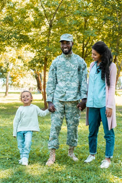 Soldado Afroamericano Feliz Uniforme Militar Cogido Mano Con Hija Esposa — Foto de stock gratis