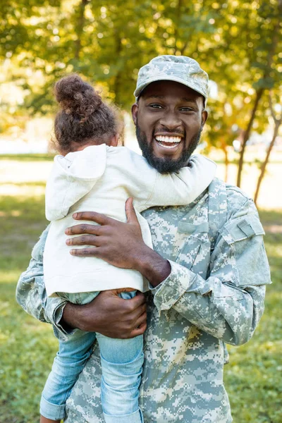 Sorridente Soldado Afro Americano Uniforme Militar Segurando Filha Parque — Fotografia de Stock