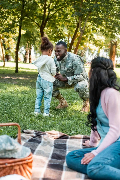 Lächelnder Afrikanisch Amerikanischer Soldat Hockt Neben Tochter Park — Stockfoto