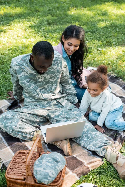 軍服の公園で家族でノート パソコンを使用してのアフリカ系アメリカ人兵士のハイアングル — ストック写真