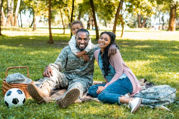 Soldado Americano Africano Feliz Sentado Grama Com Família Parque — Fotografia de Stock