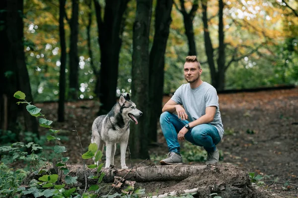 Csinos Fiatal Férfi Séta Erdő Szibériai Husky Kutya — Stock Fotó