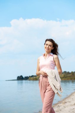 kum plajındaki gülümseyen güzel kadın