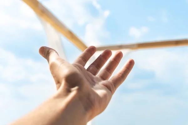 Частичный Вид Мужской Руки Голубого Облачного Неба Заднем Плане — стоковое фото