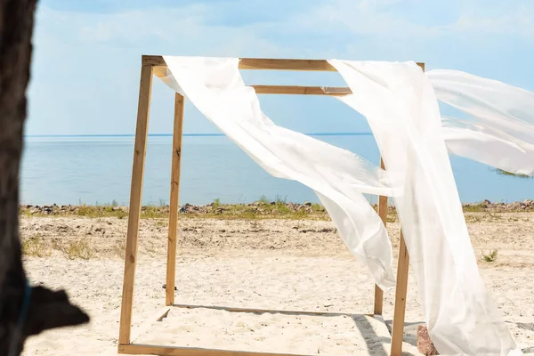 Vista Cerca Decoración Madera Con Cortina Blanca Encaje Cielo Azul — Foto de Stock